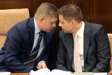 Na archívnej snímke sú bývalí stranícki spolupútnici Robert Fico (vľavo) a Peter Kažimír. Zachytiť ich dnes v takejto blízkosti je prakticky vylúčené. FOTO: HN/PAVOL FUNTÁL
