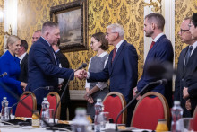 Na snímke zľava ministerka hospodárstva Denisa Saková (Hlas-SD), predseda vlády Robert Fico (Smer-SD), PR manažérka Jaguar Land Rover Lenka Duhár Pančurová, prezident Zväzu automobilového priemyslu Alexander Matušek a riaditeľ ľudských zdrojov Jaguar Land Rover Igor Franček, počas prijatia predstaviteľov automobilového priemyslu a spoločného rokovania na tému - Budúcnosť produkcie automobilov na Slovensku v historickej budove Úradu vlády 9. októbra 2025 v Bratislave.

FOTO: TASR/ J. Kotian