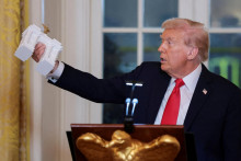 Americký prezident Donald Trump drží model oblúkového pamätníka. FOTO: Reuters