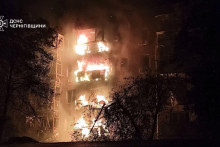 Bytový dom zasiahnutý počas útoku ruského dronu horí uprostred ruského útoku na Ukrajinu v meste Nižyn v Černihivskej oblasti. FOTO: Reuters/Tlačová služba Štátnej záchrannej služby Ukrajiny v Černihivskej oblasti