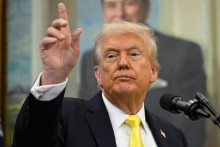 Americký prezident Donald Tusk hovorí v Bielom dome vo Washingtone 15. októbra 2025. FOTO: TASR/AP