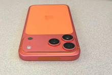 Oranžový iPhone 17 Pro Max s vybledlou farbou tela