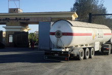 Kamióny s humanitárnou pomocou na hraničnom priechode Rafah na egyptskej strane. FOTO: Reuters