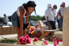 Kibuc Kfar Aza si pripomína obete po útoku Hamasu 7. októbra 2023. FOTO: Reuters