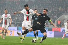 Súboj dvoch odvekých rivalov ponúka aj množstvo súbojov veľkých hráčskych osobností. V tomto prípade bojuje o loptu Trnavčan Michal Ďuriš s kapitánom Slovana Guramom Kašiom. FOTO: TASR/L. Grinaj