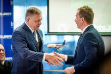 Premiér Robert Fico so šéfom Wizz Airu Józsefom Váradim. Obaja sa zúčastnili predstavovania nových liniek. FOTO: Facebook/Úrad vlády Slovenskej republiky
