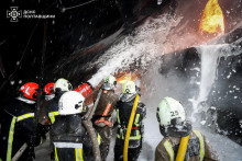 Hasiči pracujú na mieste, kde bol počas nočných ruských raketových a bezpilotných útokov zasiahnutý energetický podnik v Poltavskej oblasti na Ukrajine uprostred ruského útoku na Ukrajinu. FOTO: Reuters