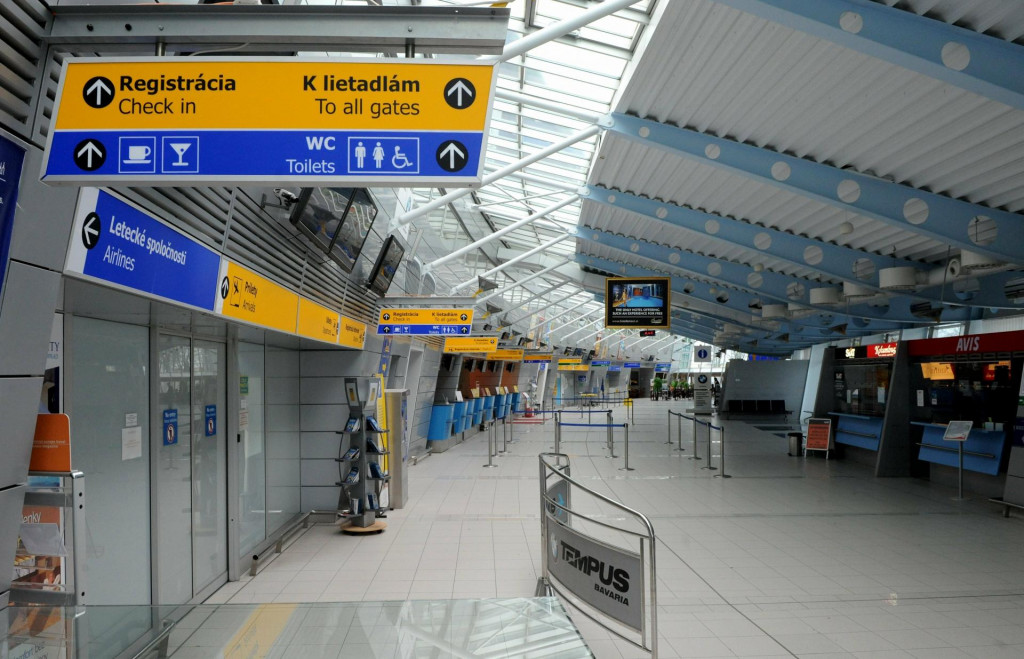 Podľa vedúcej prevádzky terminálu je dôležité, aby si cestujúci nenechávali pasovú kontrolu na poslednú chvíľu a celým procesom vybavenia prešli pokojne a bez stresu. FOTO: TASR/František Iván