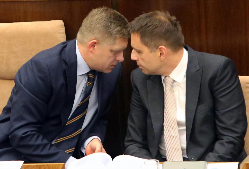 Na archívnej snímke sú bývalí stranícki spolupútnici Robert Fico (vľavo) a Peter Kažimír. Zachytiť ich dnes v takejto blízkosti je prakticky vylúčené. FOTO: HN/PAVOL FUNTÁL