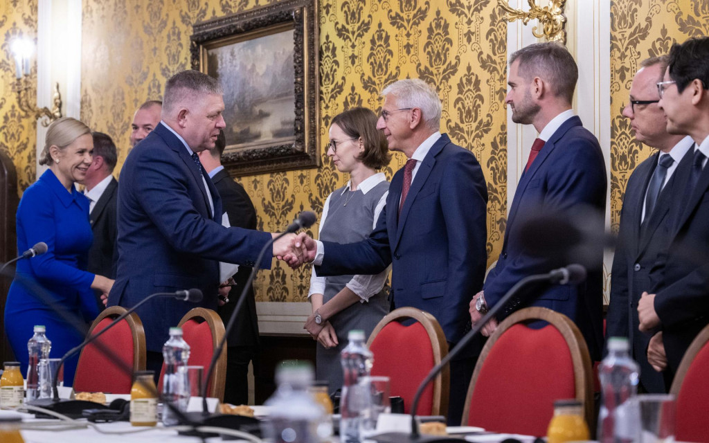 Na snímke zľava ministerka hospodárstva Denisa Saková (Hlas-SD), predseda vlády Robert Fico (Smer-SD), PR manažérka Jaguar Land Rover Lenka Duhár Pančurová, prezident Zväzu automobilového priemyslu Alexander Matušek a riaditeľ ľudských zdrojov Jaguar Land Rover Igor Franček, počas prijatia predstaviteľov automobilového priemyslu a spoločného rokovania na tému - Budúcnosť produkcie automobilov na Slovensku v historickej budove Úradu vlády 9. októbra 2025 v Bratislave.

FOTO: TASR/ J. Kotian