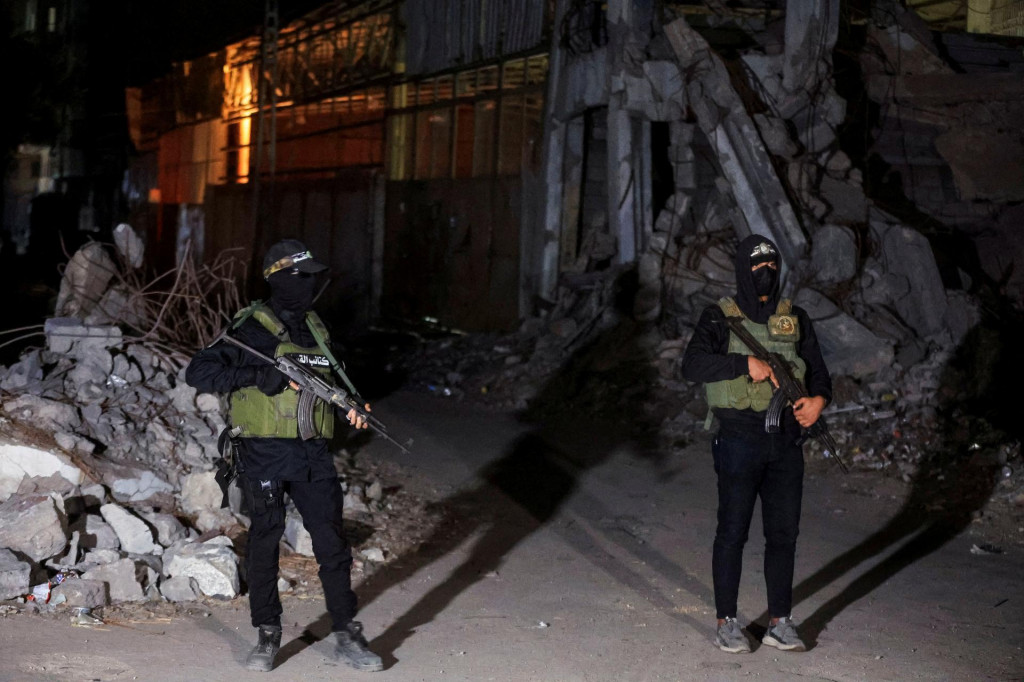 „Odboj dodržal dohodu a odovzdal všetkých žijúcich zajatcov a telá, ku ktorým sa vedel dostať,“ vyhlásil predtým Hamas. FOTO: REUTERS