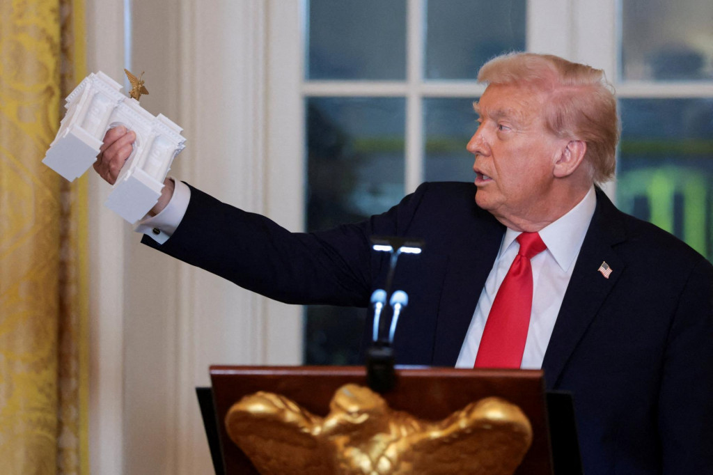 Americk&yacute; prezident Donald Trump drž&iacute; model obl&uacute;kov&eacute;ho pam&auml;tn&iacute;ka. FOTO: Reuters