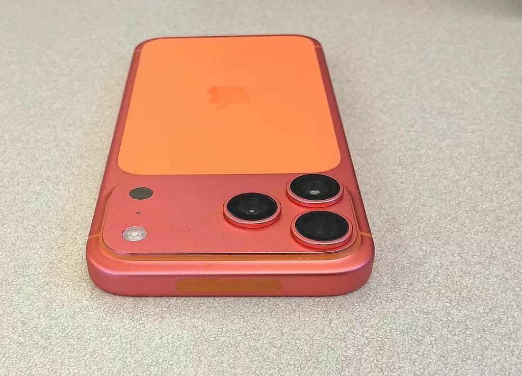 Oranžový iPhone 17 Pro Max s vybledlou farbou tela