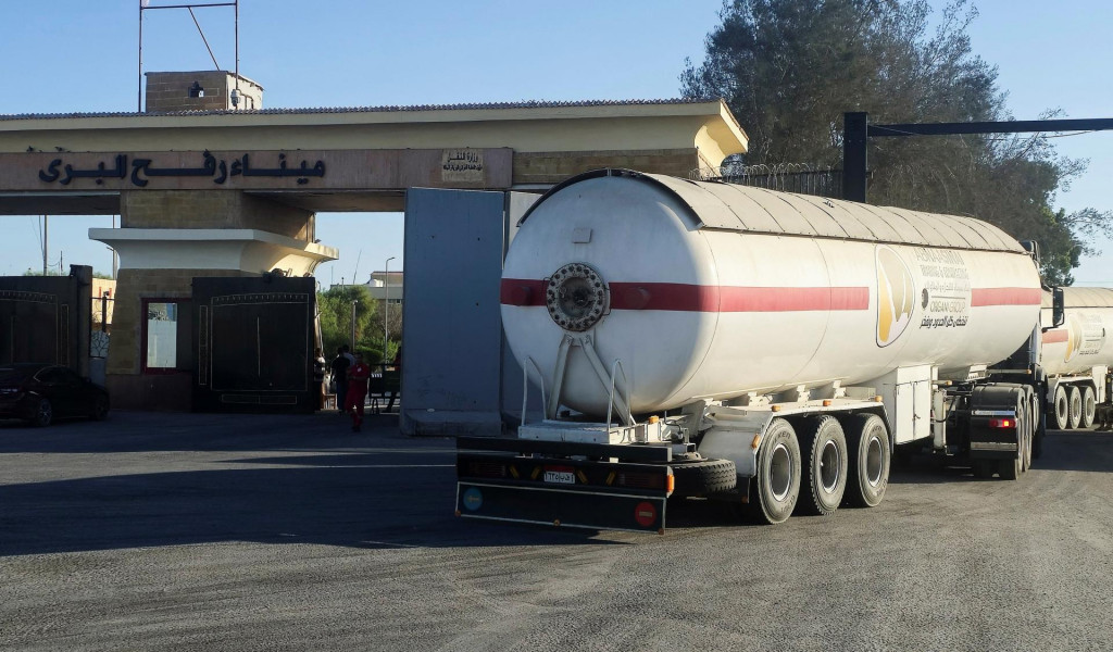 Kamióny s humanitárnou pomocou na hraničnom priechode Rafah na egyptskej strane. FOTO: Reuters