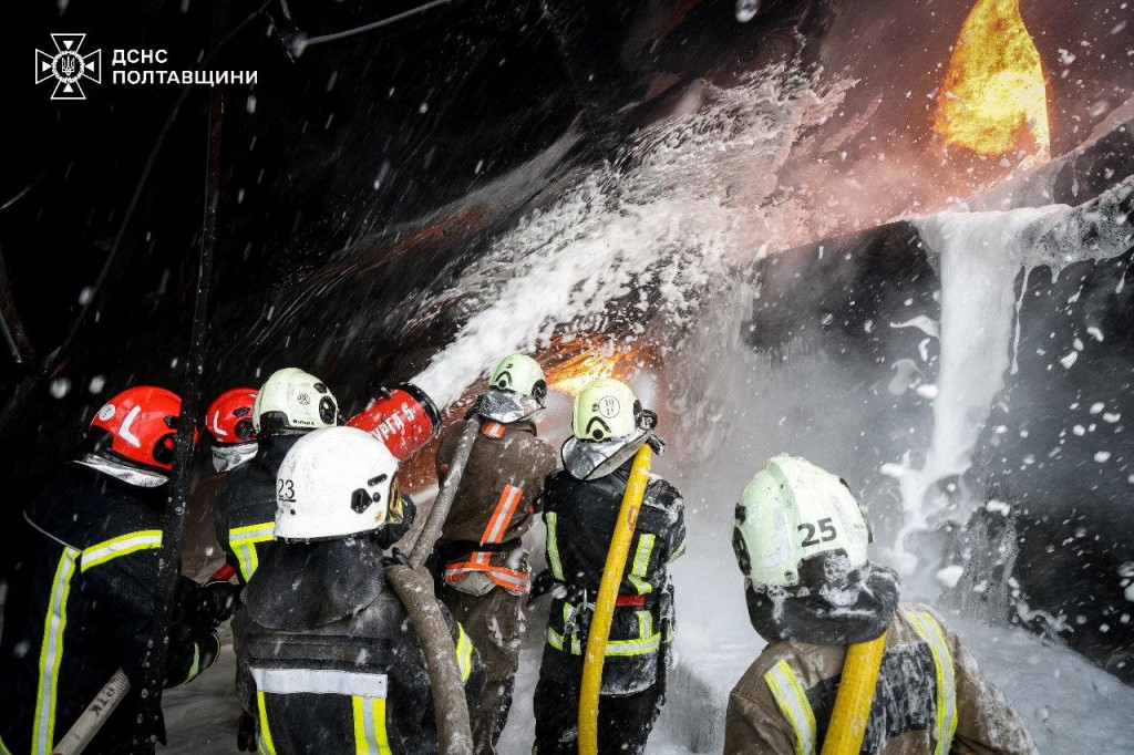 Hasiči pracujú na mieste, kde bol počas nočných ruských raketových a bezpilotných útokov zasiahnutý energetický podnik v Poltavskej oblasti na Ukrajine uprostred ruského útoku na Ukrajinu. FOTO: Reuters