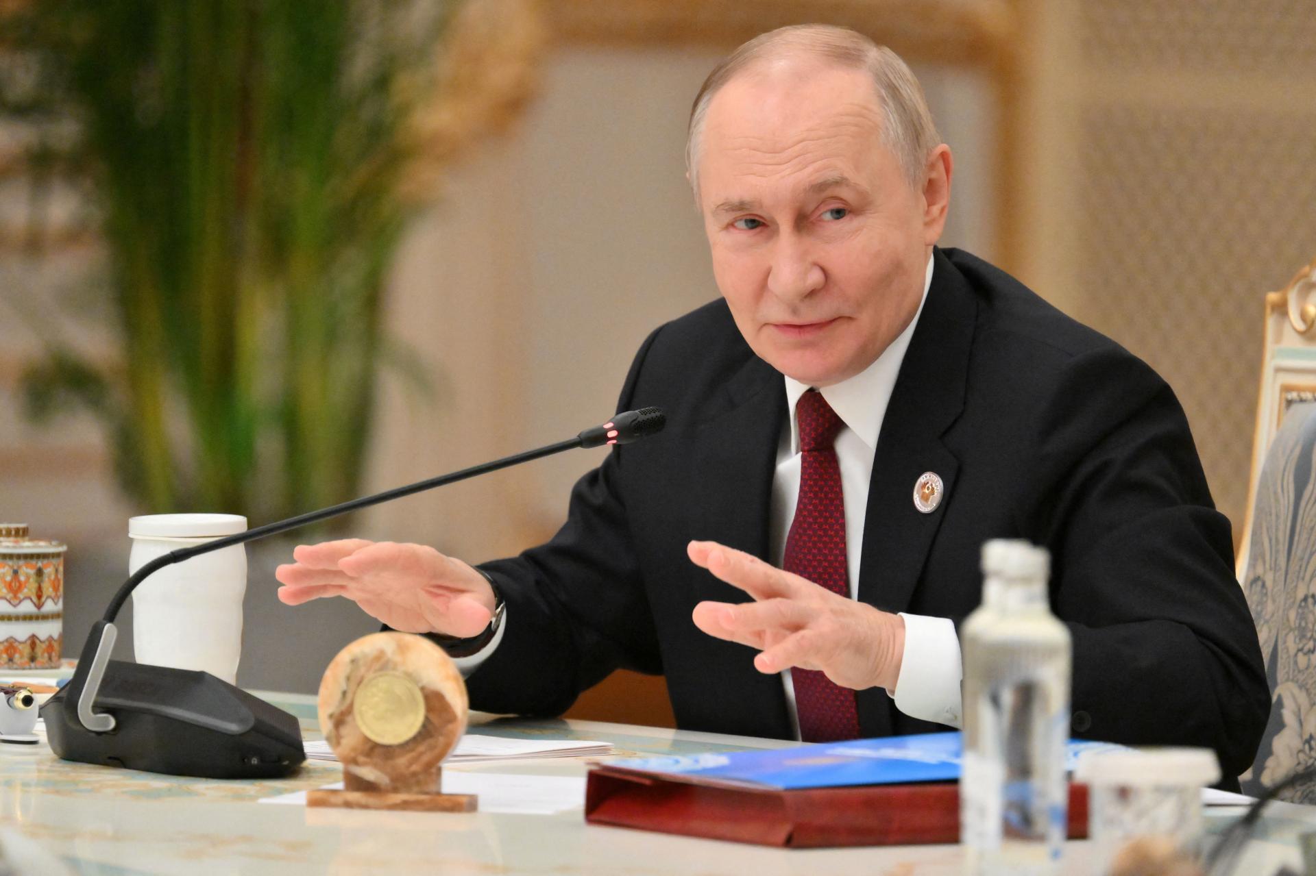 Európske sankcie nebránia Putinovi pricestovať do Budapešti, tvrdí eurokomisia