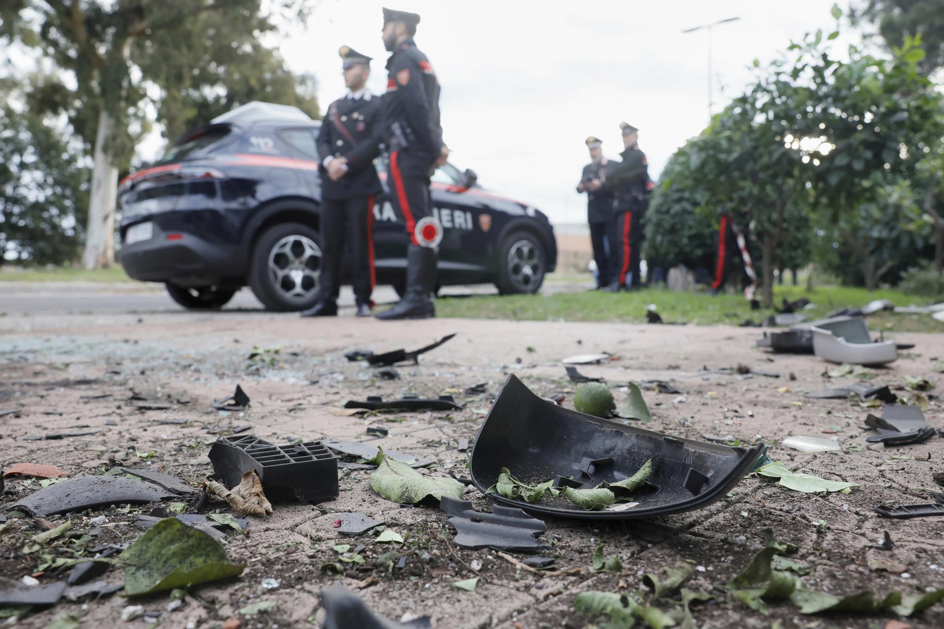 V aute prominentného talianskeho novinára vybuchla bomba, útok odsúdila aj Meloniová