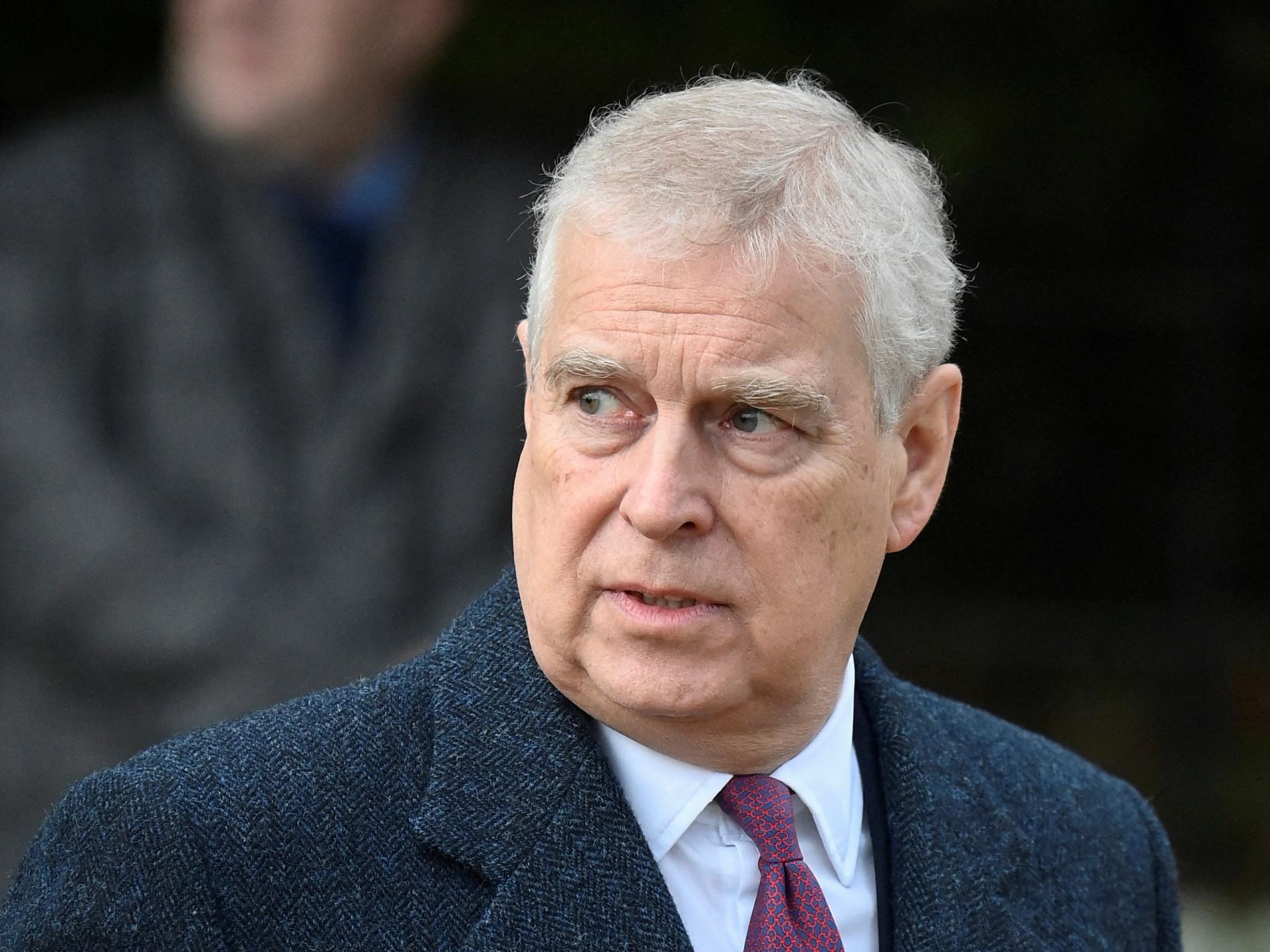 Princ Andrew oznámil, že sa vzdáva všetkých titulov a vyznamenaní. Súvisí to s jeho väzbami na Epsteina