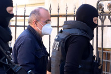 Na archívnej snímke eskorta privádza bývalého šéfa Správy štátnych hmotných rezerv Kajetána Kičuru na Špecializovaný trestný súd v Banskej Bystrici. FOTO: TASR/Ján Krošlák