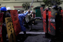 Protivládni demonštranti sa bijú s príslušníkmi poriadkových síl pred budovou peruánskeho Kongresu počas protestného zhromaždenia proti novému prezidentovi Peru Josému Jerimu v Lime 15. októbra 2025. FOTO: TASR/AP