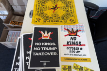Detail transparentov na sobotný protest „Žiadni králi“ v USA. FOTO: REUTERS