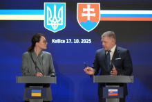 Na snímke zľava predsedníčka vlády Ukrajiny Julija Svyrydenková a predseda vlády SR Robert Fico (Smer-SD) počas tlačovej konferencie po spoločnom rokovaní vlád Slovenskej republiky a Ukrajiny v priestoroch Historickej radnice v Košiciach 17. októbra 2025. FOTO TASR – František Iván *** Local Caption *** tlačová konferencia TK FOTO: František Iván