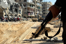 Sprostredkovatelia rokovaní medzi Izraelom a Hamasom pritom žiadajú Spojené štáty vyvinúť tlak na Izrael, aby upustil od požiadavky na návrat tiel všetkých mŕtvych rukojemníkov a prešiel k ďalšej fáze rokovaní zameranej na ukončenie bojov v Pásme Gazy. FOTO: REUTERS