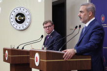 Nemecký minister zahraničných vecí Johann Wadephul počas spoločnej tlačovej konferencie so svojím tureckým rezortným partnerom Hakanom Fidanom po ich stretnutí v Ankare. FOTO: TASR/AP