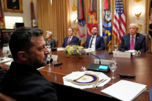 Americký prezident Donald Trump sa rozpráva so svojím ukrajinským náprotivkom Volodymyrom Zelenským počas ich stretnutia v Bielom dome vo Washingtone. FOTO: TASR/AP