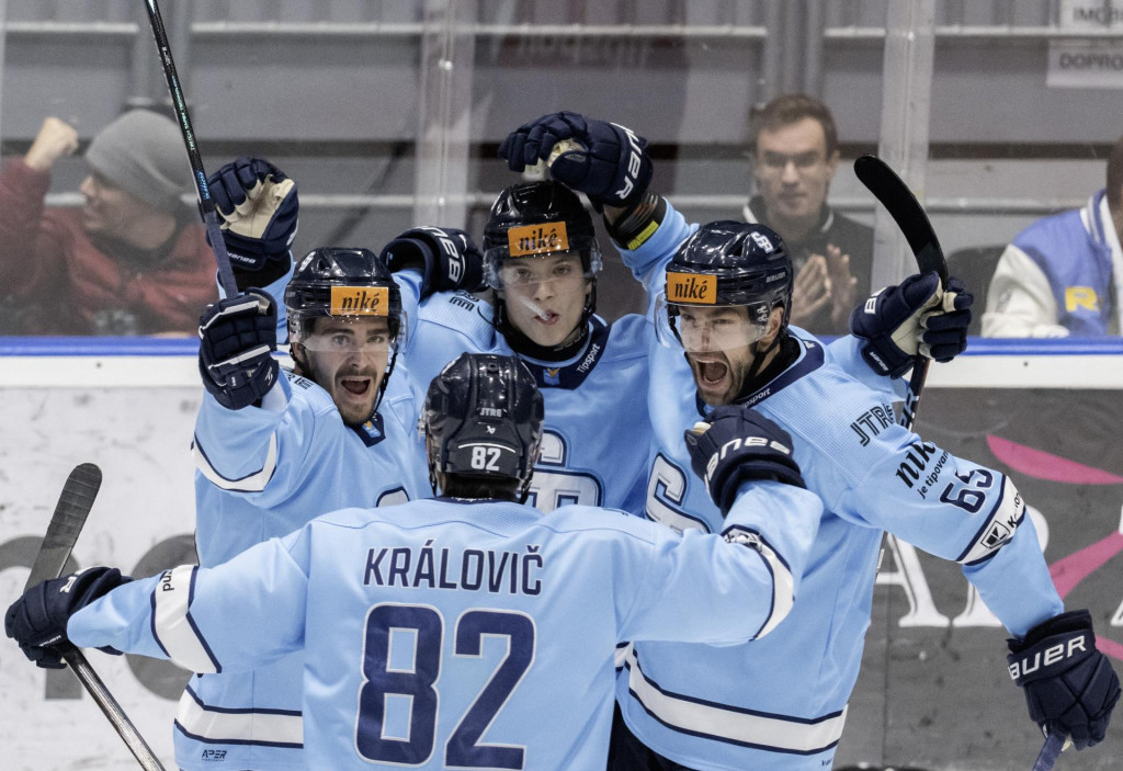 Na snímke hráči Slovana zľava Tomáš Královič, Robert Varga, Andrej Fabuš, ktorý strelil kapitán Tomáš Marcinko. FOTO: TASR/Martin Baumann