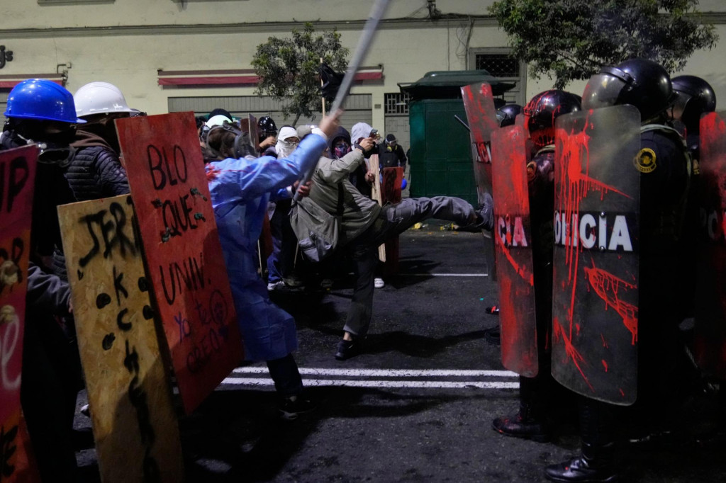 Protivládni demonštranti sa bijú s príslušníkmi poriadkových síl pred budovou peruánskeho Kongresu počas protestného zhromaždenia proti novému prezidentovi Peru Josému Jerimu v Lime 15. októbra 2025. FOTO: TASR/AP