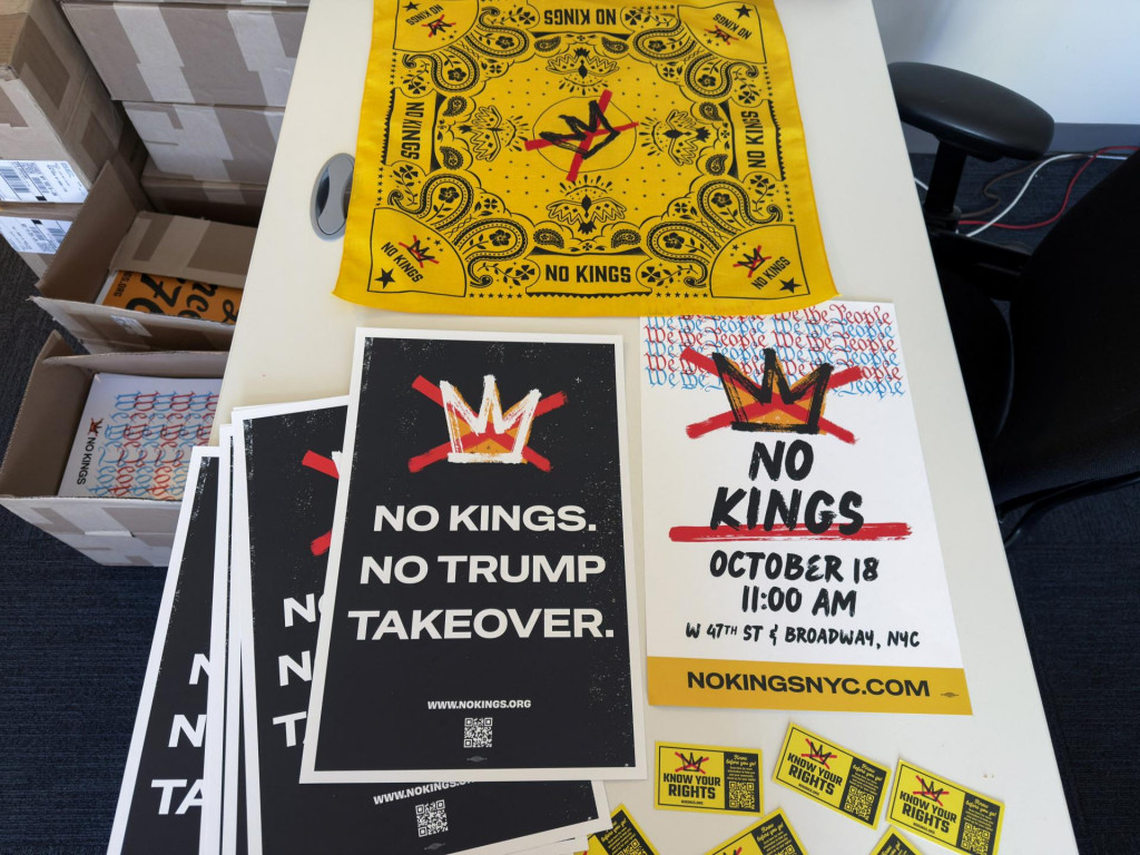 Detail transparentov na sobotný protest „Žiadni králi“ v USA. FOTO: REUTERS