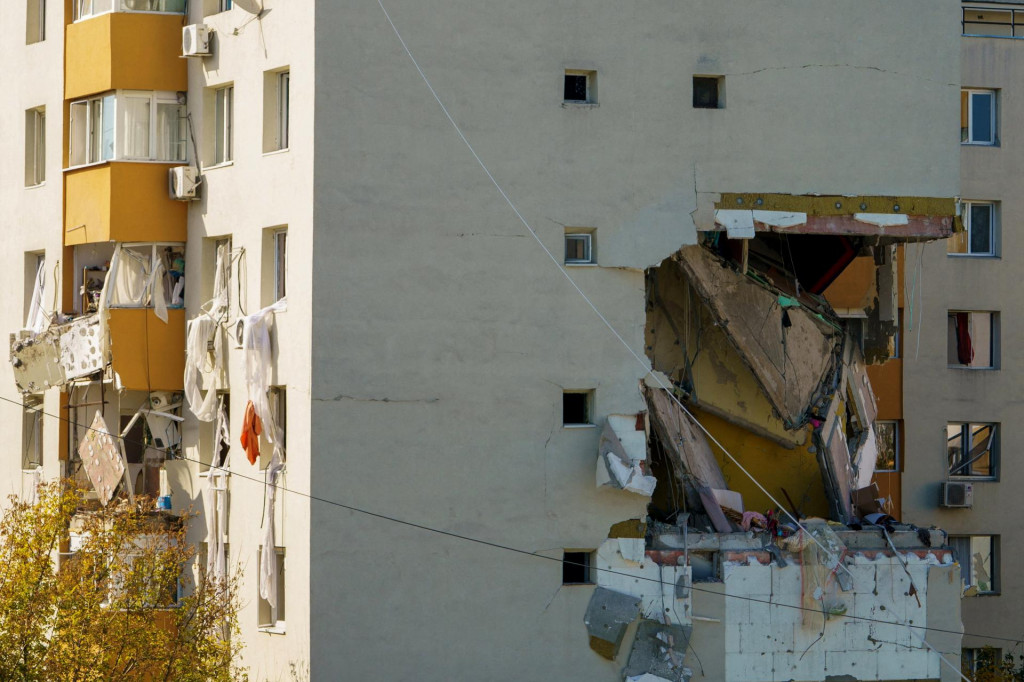 Škody spôsobené výbuchom v bytovom dome v Bukurešti. FOTO: Reuters/Inquam Photos/Tudor Pana