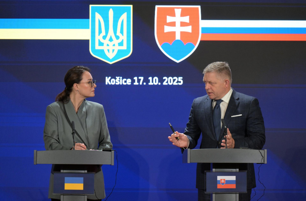 Na sn&iacute;mke zľava predsedn&iacute;čka vl&aacute;dy Ukrajiny Julija Svyrydenkov&aacute; a predseda vl&aacute;dy SR Robert Fico (Smer-SD) počas tlačovej konferencie po spoločnom rokovan&iacute; vl&aacute;d Slovenskej republiky a Ukrajiny v priestoroch Historickej radnice v Ko&scaron;iciach 17. okt&oacute;bra 2025. FOTO TASR &ndash; Franti&scaron;ek Iv&aacute;n *** Local Caption *** tlačov&aacute; konferencia TK FOTO: Franti&scaron;ek Iv&aacute;n