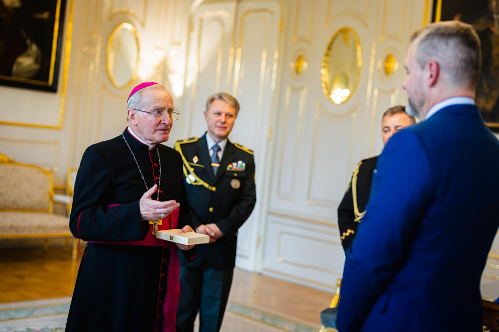 Na snímke prezident Peter Pellegrini odovzdal v piatok ďakovnú medailu Františkovi Rábekovi pri príležitosti ukončenia jeho 22-ročného pôsobenia na poste prvého ordinára Ozbrojených síl a ozbrojených zborov SR. FOTO: TASR/KP SR