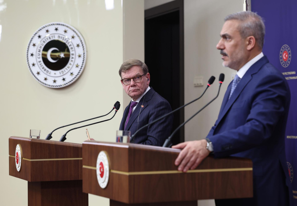 Nemecký minister zahraničných vecí Johann Wadephul počas spoločnej tlačovej konferencie so svojím tureckým rezortným partnerom Hakanom Fidanom po ich stretnutí v Ankare. FOTO: TASR/AP