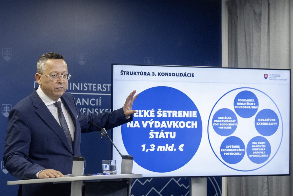 Minister financií Ladislav Kamenický do konsolidačného balíčka na strane štátu zapojil aj samosprávy. FOTO: TASR/M. Baumann