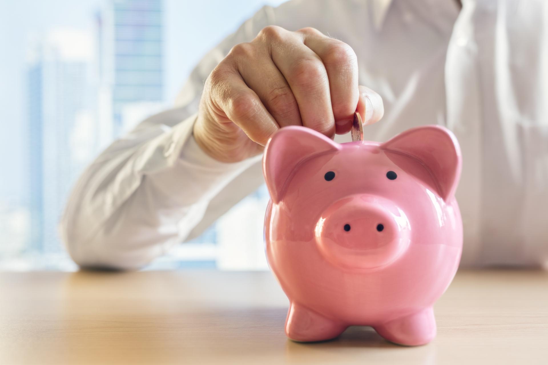Takmer tri pätiny ľudí s vysokou školou majú lepšie finančné zázemie a skúsenosti s investovaním