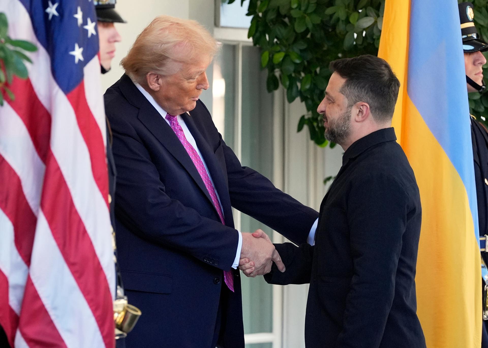 Zelenskyj tentokrát nedráždil mikinou. To sako je nádherné, ocenil Trump jeho štýl