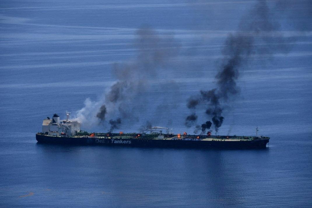Pri pobreží Jemenu horí tanker prevážajúci skvapalnený zemný plyn. Posádka opustila loď