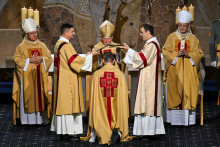 Novovymenovaný biskup ordinariátu Ozbrojených síl a ozbrojených zborov Pavol Šajgalík (uprostred chrbtom) počas biskupskej vysviacky v Bratislave. FOTO: TASR/Pavol Zachar