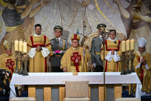 Novovymenovaný biskup ordinariátu Ozbrojených síl a ozbrojených zborov Pavol Šajgalík (uprostred) počas biskupskej vysviacky v Bratislave v sobotu 18. októbra 2025. Hlavným svätiteľom bol emeritný biskup ordinariátu Mons. František Rábek (vľavo). FOTO: TASR/Pavol Zachar