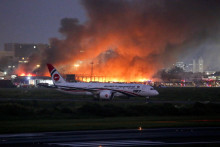 Požiar na letisku v Dháke. FOTO: Reuters
