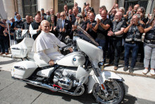Pápež Lev XIV sedí na motorke BMW. FOTO: Reuters