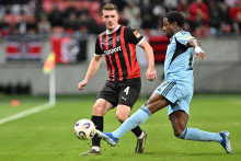 Zľava hráč Trnavy Libor Holík a hráč Slovana Sandro Cruz bojujú o loptu počas zápasu 11. kola Niké ligy medzi FC Spartak Trnava a ŠK Slovan Bratislava v Trnave. FOTO: TASR/Lukáš Grinaj