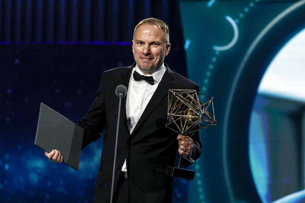 Ekonóm Martin Kahanec si preberá ocenenie v kategórii Výnimočná osobnosť vedy na Slovensku počas slávnostného vyhlásenia laureátov 7. ročníka ocenenia pre výnimočné vedecké osobnosti Eset Science Award. FOTO: TASR/Dano Veselský