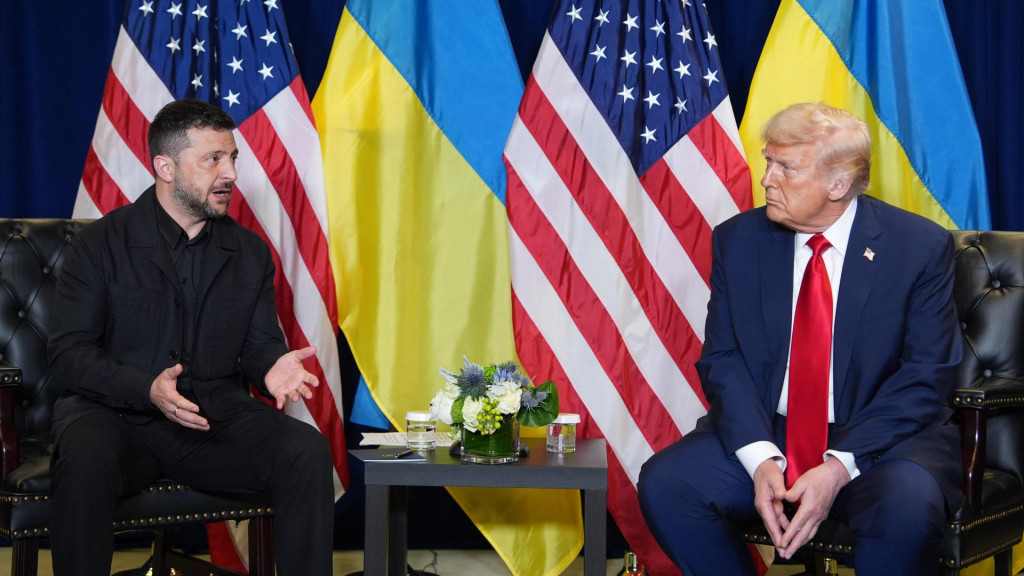 Americký prezident Donald Trump (vpravo) a ukrajinský prezident Volodymyr Zelenskyj počqas stretnutia v New Yorku. FOTO: TASR/AP