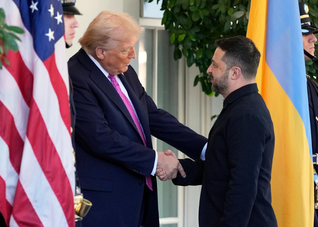 Americk&yacute; prezident Donald Trump (vľavo) v&iacute;ta svojho ukrajinsk&eacute;ho n&aacute;protivka Volodymyra Zelensk&eacute;ho pred ich stretnut&iacute;m v Bielom dome vo Washingtone. FOTO: TASR/AP