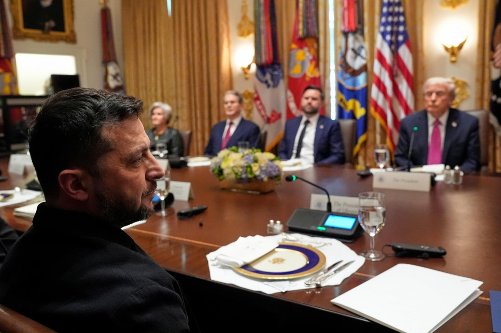 Americký prezident Donald Trump (vpravo) sa rozpráva so svojím ukrajinským náprotivkom Volodymyrom Zelenským (vpredu vľavo) počas ich stretnutia v Bielom dome vo Washingtone. FOTO: TASR/AP