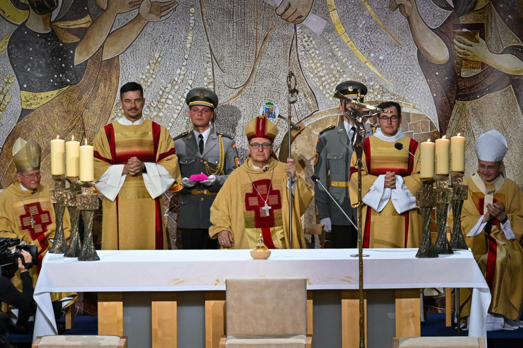 Novovymenovaný biskup ordinariátu Ozbrojených síl a ozbrojených zborov Pavol Šajgalík (uprostred) počas biskupskej vysviacky v Bratislave v sobotu 18. októbra 2025. Hlavným svätiteľom bol emeritný biskup ordinariátu Mons. František Rábek (vľavo). FOTO: TASR/Pavol Zachar
